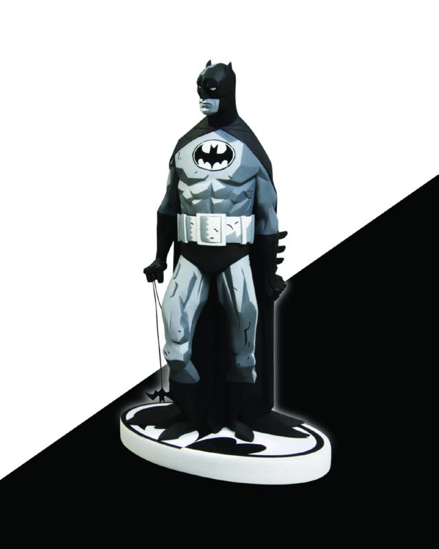 BATMAN BLACK & WHITE STATUE MIKE MIGNOLA VARIANT (RES)