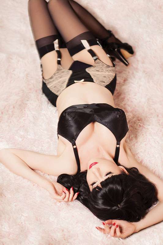 BETTIE PAGE #5 1:30 LECOTEY COSPLAY VIRGIN RATIO VARIANT