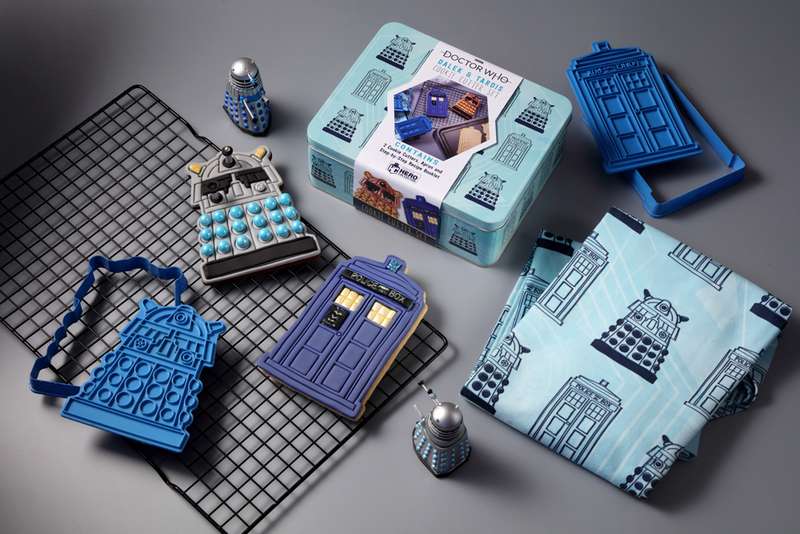 DOCTOR WHO BAKING SETS #1 DALEK AND TARDIS COOKIE CUTTER & APRON TIN